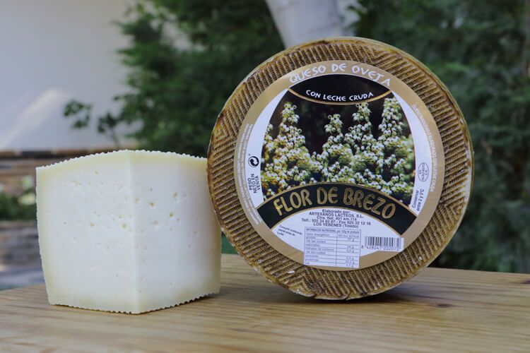 Queso de oveja curado. Flor de Brezo con leche cruda de oveja