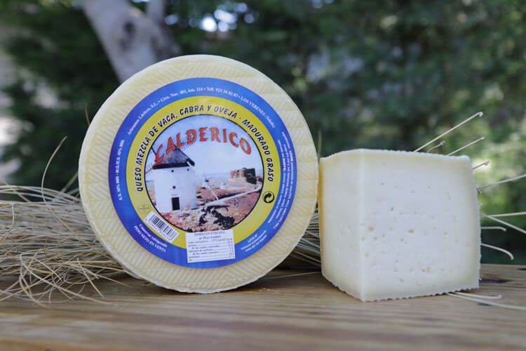 Queso-semicurado-manchego-de-mezcla-de-oveja,-cabra-y-oveja-y-con-cuña